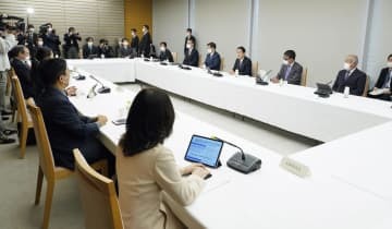 首相官邸で開かれた、政府のデジタル臨時行政調査会の会合＝27日正午ごろ