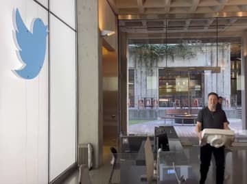 ツイッター本社を訪問するマスク氏＝26日（同氏のツイッター投稿から、AP＝共同）