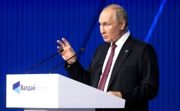 モスクワで開かれた討論フォーラムで演説するロシアのプーチン大統領＝27日（ロシア大統領府提供・ゲッティ＝共同）