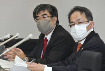 「1票の格差」訴訟の判決後、記者会見する原告の石井誠一郎弁護士（左）ら＝28日午後、広島市