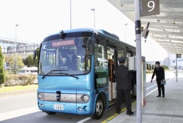 実証実験を行った自動運転バス＝28日午前、愛知県常滑市の中部空港