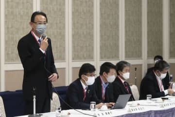 「中核市市長会議」であいさつする会長の浜田剛史大阪府高槻市長＝28日午前、愛知県豊田市