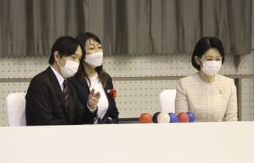 第22回全国障害者スポーツ大会でボッチャの試合を観戦される秋篠宮ご夫妻＝29日午後、栃木県那須塩原市（代表撮影）
