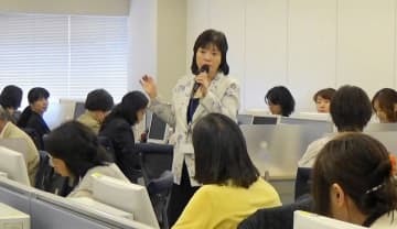 SNSカウンセラー講座で講義する「全国SNSカウンセリング協議会」の浮世満理子常務理事（全国心理業連合会提供）