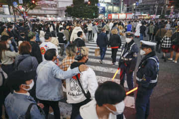 東京・渋谷のスクランブル交差点で警戒する警察官＝30日夕