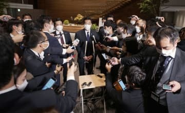 24日、岸田首相に辞表を提出した山際経済再生相を囲む大勢の報道陣＝首相官邸