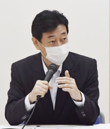 地元の漁業関係者と意見交換する西村経産相＝30日午後、福島県相馬市