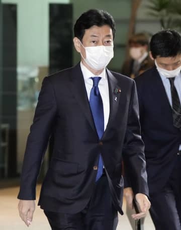 首相官邸に入る西村経産相＝1日午前