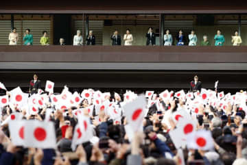 2020年1月2日、新年一般参賀で集まった人たちに手を振られる天皇、皇后両陛下と皇族方＝宮殿・長和殿