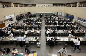 最後の業務が行われた大阪手形交換所＝2日午前、大阪市中央区