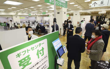 お歳暮の受け付けが始まった三越日本橋本店の売り場＝2日午前、東京都中央区