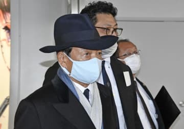 韓国への搭乗便に向かう自民党の麻生副総裁＝2日午後、成田空港