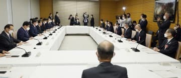 首相官邸で開かれた、自動車産業の在り方を官民で議論する会合＝2日午後