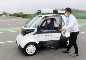 自動走行する小型モビリティーの実演に参加した茨城県常総市の神達岳志市長（車内）＝1日、常総市