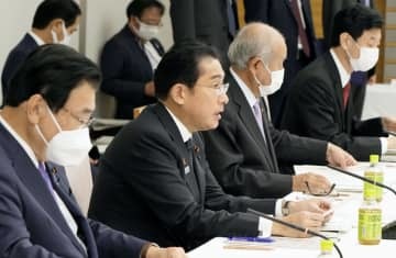 経済財政諮問会議であいさつする岸田首相（左手前から2人目）＝2日午後、首相官邸