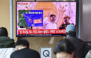 北朝鮮による弾道ミサイル発射を伝えるテレビニュース＝2日、ソウル（共同）