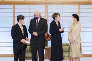 ドイツのシュタインマイヤー大統領夫妻と会見される天皇、皇后両陛下＝2日午後、皇居・御所（宮内庁提供）