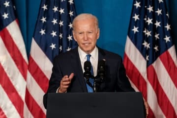 2日、米ワシントンで、民主主義について演説するバイデン大統領（ゲッティ＝共同）