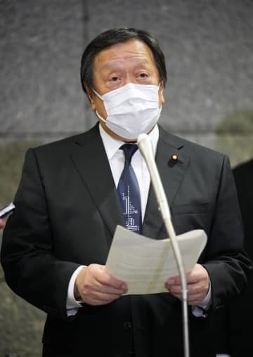 北朝鮮のミサイル発射を受け、記者団の取材に応じる浜田防衛相＝3日午後10時36分、防衛省