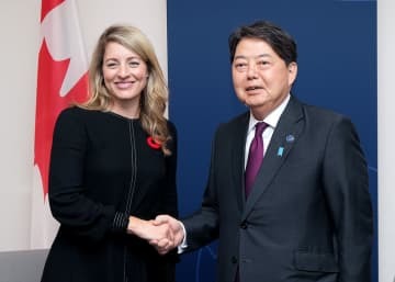 握手する林外相（右）とカナダのジョリー外相＝3日、ドイツ・ミュンスター（外務省提供・共同）