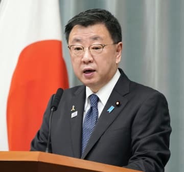 記者会見する松野官房長官＝4日午前、首相官邸