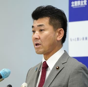 記者会見する立憲民主党の泉代表＝4日午前、国会