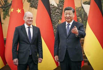 ドイツのショルツ首相（左）と写真に納まる中国の習近平国家主席＝4日、北京の人民大会堂（ロイター＝共同）