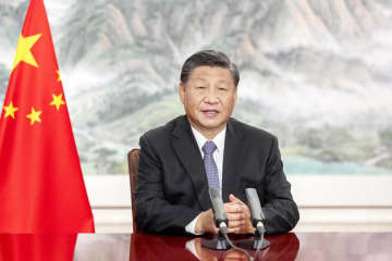 4日に開かれた「中国国際輸入博覧会」の式典でビデオ演説する中国の習近平国家主席（新華社＝共同）