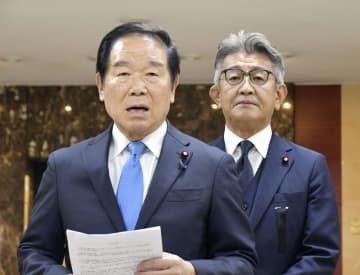 ソウルの金浦空港で記者団の取材に応じる日韓議員連盟会長の額賀元財務相（左）＝4日（共同）