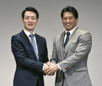 最終選考に進んだ市議の岡崎太氏（右）と府議の横山英幸氏＝4日夜、大阪市