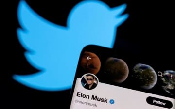 イーロン・マスク氏のアカウントとツイッターのロゴ（ロイター＝共同）