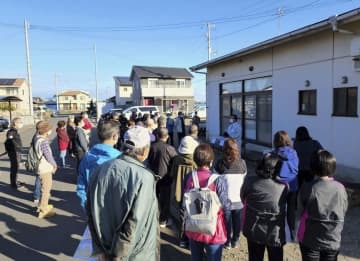 南海トラフ巨大地震による津波を想定した避難訓練に参加する住民ら＝5日午前、愛媛県西条市（同市提供）