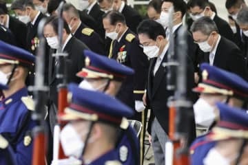 自衛隊殉職隊員追悼式で、黙とうする岸田首相（奥中央右）ら＝5日午前、防衛省（代表撮影）