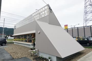 「飛騨の森でクマは踊る」が建てたオフィス棟＝10月、岐阜県飛騨市