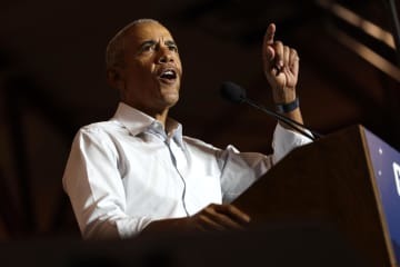 米中間選挙の応援演説を行うオバマ元米大統領＝2日、西部アリゾナ州（ゲッティ＝共同）