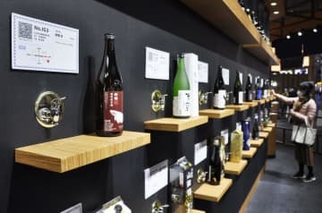 「中国国際輸入博覧会」でジェトロが設けた試飲コーナー＝5日、中国・上海（共同）