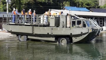 原子力総合防災訓練で、住民らを乗せて海に入る陸上自衛隊の水陸両用車＝5日午後、福井県美浜町