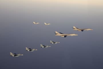 九州北西の東シナ海で共同訓練する米軍の爆撃機（右側の2機）と日米の戦闘機＝5日（防衛省統合幕僚監部提供）