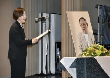 李鐘根さんをしのぶ会で、あいさつするNPO法人「ANT―Hiroshima」の渡部朋子理事長＝6日午後、広島市
