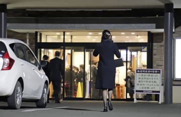 冨川芽生さんの通夜会場に向かう人＝6日午後、北海道根室市