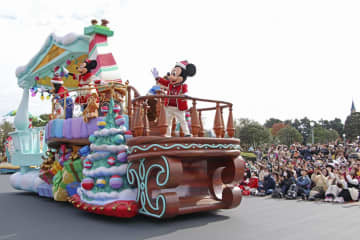 東京ディズニーランドのクリスマスのパレード＝7日午前、千葉県浦安市