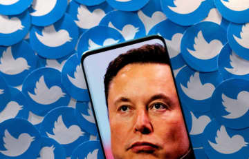 ツイッターのロゴと、スマートフォンに映し出されたイーロン・マスク最高経営責任者（CEO）（ロイター＝共同）