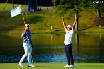 最終18番でタップインイーグルを決めて、優勝したかのようなポーズ　ピンを持つ堀川未来夢が優勝するのだが…（撮影：鈴木祥)