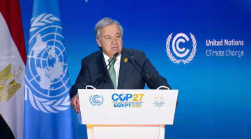 COP27の首脳級会合で演説する国連のグテレス事務総長＝7日、エジプト・シャルムエルシェイク（条約事務局ホームページの中継から）