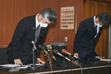 記者会見で謝罪する岩手県一関市教育委員会の小菅正晴教育長（左）＝8日午前、一関市役所