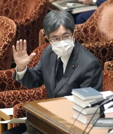 衆院政治倫理・公選法改正特別委で答弁のため挙手する寺田総務相＝8日午前