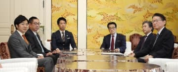 会談に臨む（左から）日本維新の会の音喜多政調会長、遠藤国対委員長、藤田幹事長、立憲民主党の岡田幹事長、安住国対委員長、長妻政調会長＝8日午前、国会