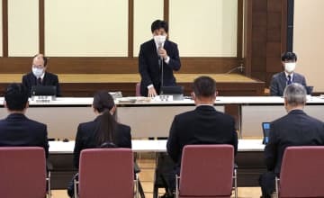 文化庁の専門家会議第2回会合で発言する合田哲雄次長（中央）＝8日午前、東京・霞が関