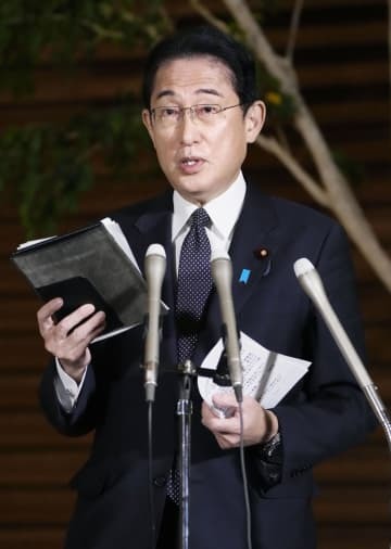 公明党の山口代表との会談を終え、記者団の取材に応じる岸田首相＝8日午後、首相官邸