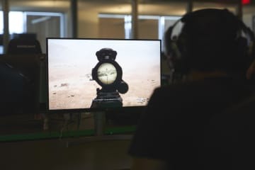 ゲーム「コール　オブ　デューティ」のテストをするアクティビジョン・ブリザードの社員＝10月、米カリフォルニア州（AP＝共同）